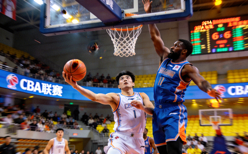 CBA联赛中本土球员与外援配合完成精彩进攻