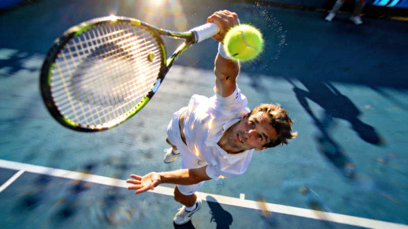 网球大满贯赛事中选手奋力发球的瞬间